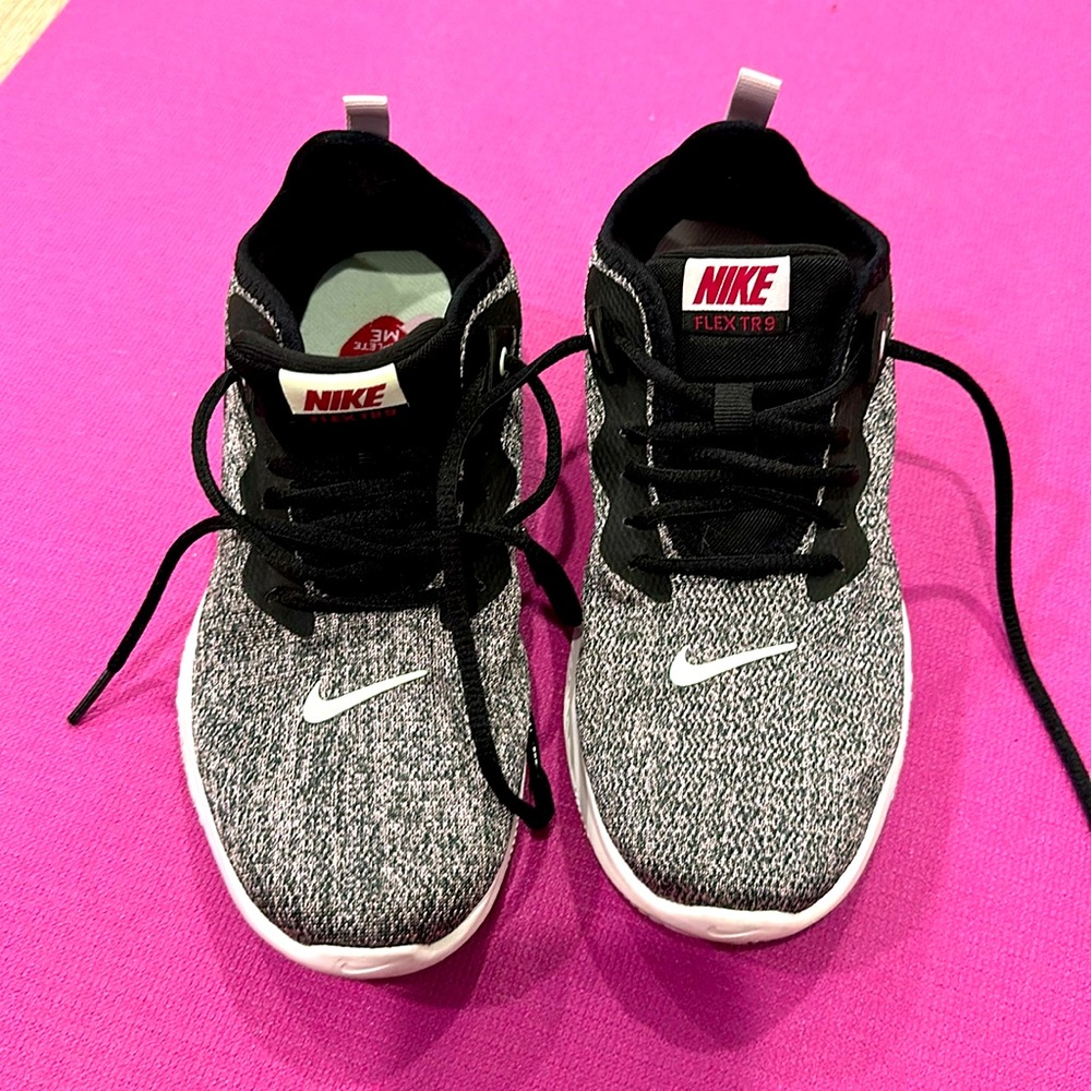 Nike Black and White Women's Size 8 Sneakers EUC
